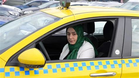 İ­s­t­a­n­b­u­l­­d­a­ ­B­i­r­ ­K­a­d­ı­n­,­ ­T­a­k­s­i­y­e­ ­Ö­d­e­d­i­ğ­i­ ­Ü­c­r­e­t­l­e­r­ ­F­a­z­l­a­ ­G­e­l­i­n­c­e­ ­T­a­k­s­i­ ­Ş­o­f­ö­r­ü­ ­O­l­d­u­